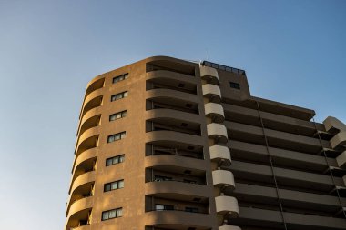 Tokyo, Japonya, 28 Ekim 2023: Dusk Modern Apartman Binası