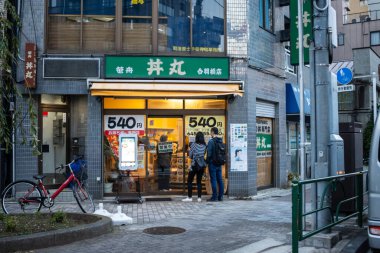 Tokyo, Japonya, 28 Ekim 2023: Yerel bir Japon Restoranının Girişindeki İnsanlar