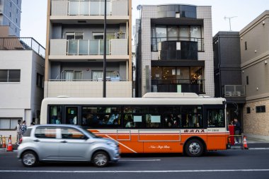 Tokyo, Japonya, 28 Ekim 2023: Yoğun Tokyo Caddesinde Kamu Otobüsleri ve Arabaları