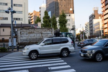 Tokyo, Japonya, 28 Ekim 2023: Şehir Kavşağında Trafik Akşam Kalabalığı Saati