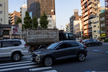 Tokyo, Japonya, 28 Ekim 2023: Döküntü Kamyonu ve SUV ile Trafik Sahnesi