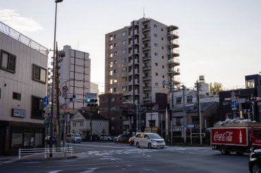 Tokyo, Japonya, 28 Ekim 2023: Apartmanlı Şehir Sokak Sahnesi