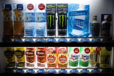 Tokyo, Japonya, 28 Ekim 2023: Otomat Çeşitli İçecekler Sunuyor