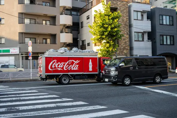 Tokyo, Japonya, 28 Ekim 2023 Coca-Cola Teslimat Traktörü Yol kenarına park edildi.