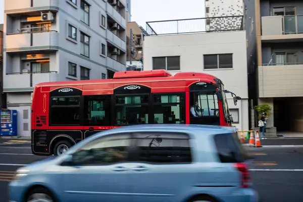 Tokyo, Japonya, 28 Ekim 2023: Tokyo Caddesi 'nde sıkışık kırmızı elektrikli otobüs