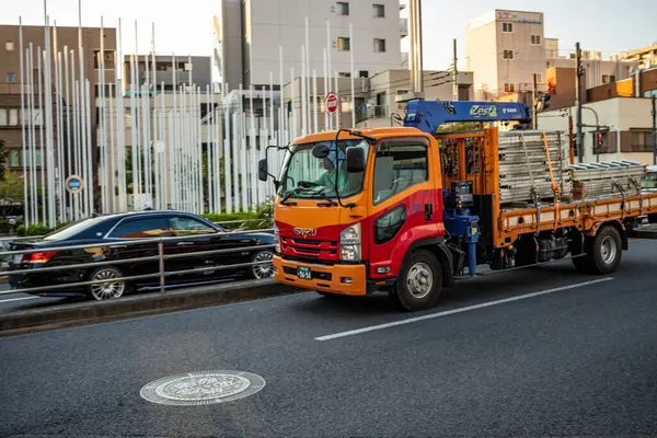 Tokyo, Japonya, 28 Ekim 2023 Şehir Caddesinde Turuncu Kamyon