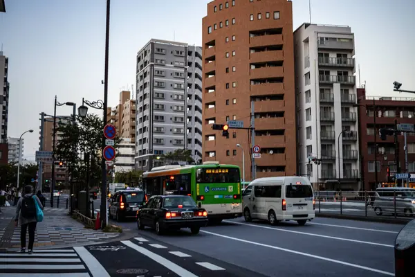 Tokyo, Japonya, 28 Ekim 2023: Tokyo Caddesi 'ndeki halk otobüsü ve yayalar