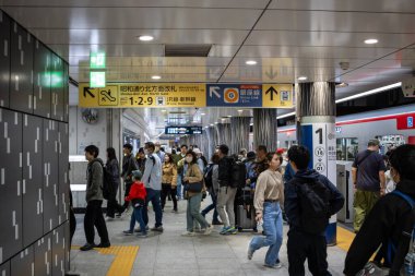 Tokyo, Japonya, 29 Ekim 2023: Tokyo metro istasyonunda yoğun koridor