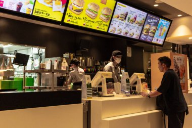 Tokyo, Japonya, 29 Ekim 2023: Müşteri fast food restoranından sipariş veriyor