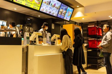 Tokyo, Japonya, 29 Ekim 2023: Bir fast food restoranında sırada bekleyen müşteriler