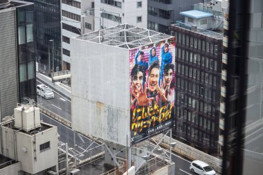 Tokyo, Japonya, 29 Ekim 2023: Ticari bir alanda büyük bir reklam panosu reklamı
