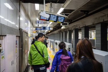 Tokyo, Japonya, 29 Ekim 2023: Metro istasyonunda bekleyen yolcular