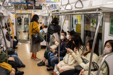 Tokyo, Japonya, 29 Ekim 2023: Tokyo metrosundaki yolcular