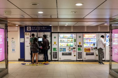 Tokyo, Japonya, 29 Ekim 2023: Tokyo metro istasyonunda satış makineleri