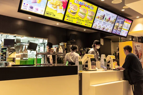 Tokyo, Japonya, 29 Ekim 2023: Müşteri dijital menüsü olan bir fast food restoranında sipariş veriyor
