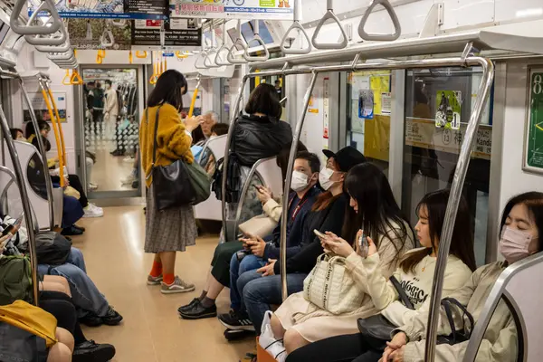 Tokyo, Japonya, 29 Ekim 2023: Tokyo metrosundaki yolcular