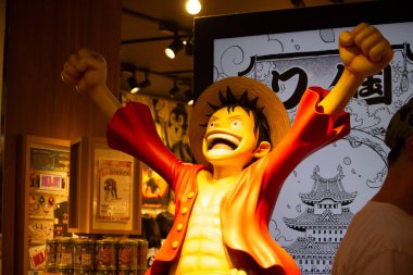 Tokyo, Japonya, 29 Ekim 2023: Bir temalı mağazada anime karakter heykeli