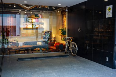 Tokyo, Japonya, 29 Ekim 2023: Bisikletli butik vitrin