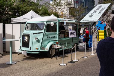 Tokyo, Japonya, 29 Ekim 2023: Bir açık hava etkinliğinde müşterilere servis yapan yemek kamyonu