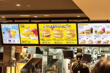 Tokyo, Japonya, 29 Ekim 2023: Bir fast food restoranında menü sergisi