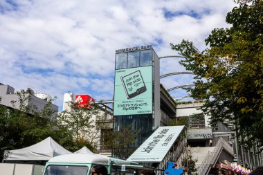 Tokyo, Japonya, 29 Ekim 2023: Açık gökyüzü ile modern alışveriş merkezi