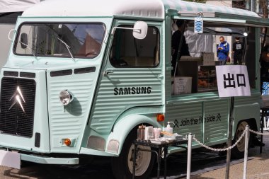 Tokyo, Japonya, 29 Ekim 2023: Samsung bir açık hava etkinliğinde markalı yemek kamyonu