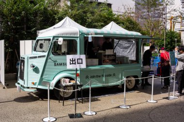 Tokyo, Japonya, 29 Ekim 2023: Halk parkında kuyrukta bekleyen klasik yemek kamyonu