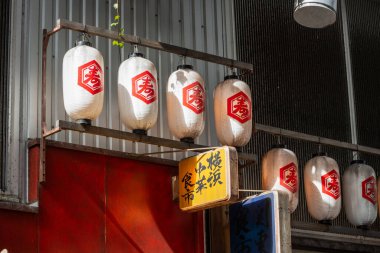 Tokyo, Japonya, 29 Ekim 2023: Japon Izakaya 'nın dışındaki fenerler