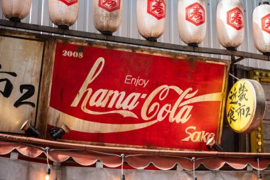 Tokyo, Japonya, 29 Ekim 2023: Japon ara sokağında klasik Coca-Cola tabelası