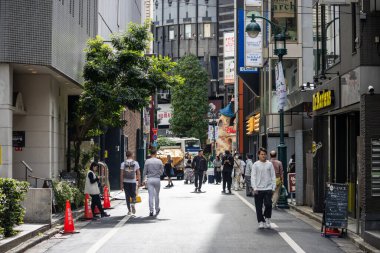 Tokyo, Japonya, 29 Ekim 2023: Tokyo 'da yayalar ve dükkanlarla dolu bir cadde