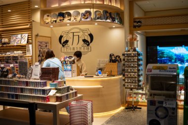 Tokyo, Japonya, 29 Ekim 2023: Geleneksel Japon Gıda Mağazasının İçi