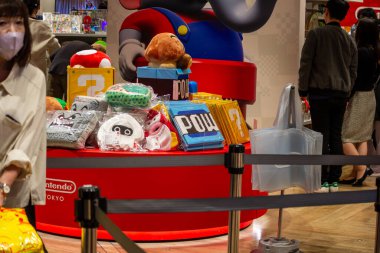 Tokyo, Japonya, 29 Ekim 2023: Nintendo Tokyo Mağazasında Temalı Ticaret Malı Ekranı