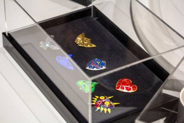 Tokyo, Japonya, 29 Ekim 2023: Koleksiyonlu video oyunu raptiyeleri bir vitrinde sergileniyor