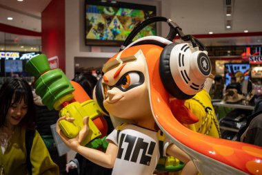 Tokyo, Japonya, 29 Ekim 2023: Nintendo mağazasında kulaklıklı Splatoon karakteri heykeli