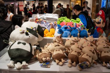 Tokyo, Japonya, 29 Ekim 2023 Japon atari salonunda doldurulmuş oyuncaklar