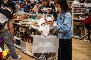 Tokyo, Japonya, 29 Ekim 2023: Bir Nintendo mağazasında alışveriş yapan kişi