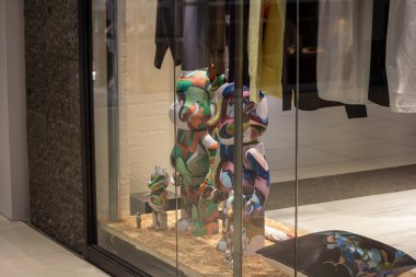 Tokyo, Japonya, 29 Ekim 2023: Perakende mağazasının vitrininde sanatsal oyuncak figürleri sergileniyor