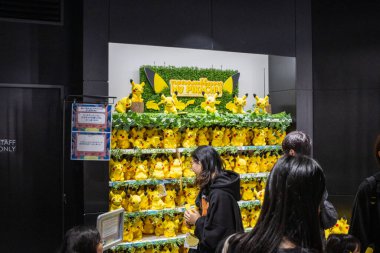 Tokyo, Japonya, 29 Ekim 2023: Müşteriler bir mağazadaki Pikachu temalı sergi rafına hayran kaldılar
