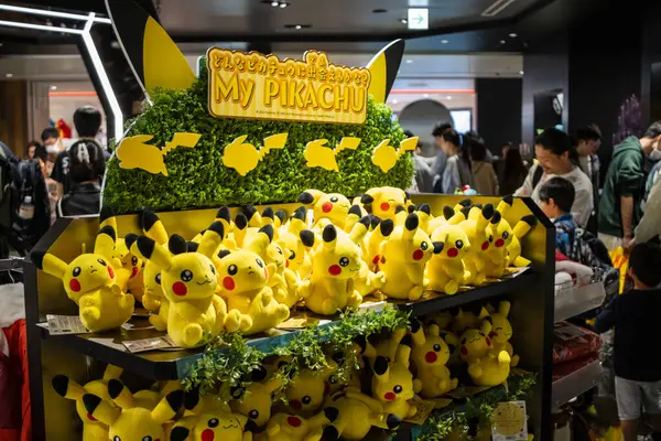 Tokyo, Japonya, 29 Ekim 2023: Bir Pokemon Merkezi 'nde Pikachu pelüş oyuncaklarının gösterimi