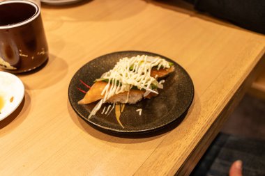 Tokyo, Japonya, 29 Ekim 2023: Bir Japon restoranında mayonezli bir tabak suşi