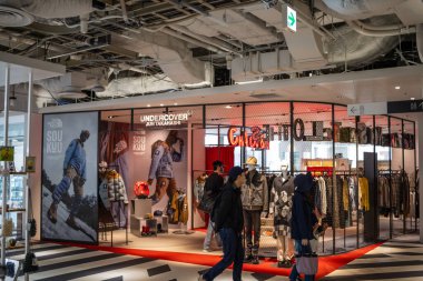 Tokyo, Japonya, 29 Ekim 2023: Bir UNDERCOVER giyim mağazasında moda sergisi