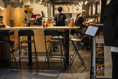 Tokyo, Japonya, 29 Ekim 2023: Modern bir kahve dükkanındaki müşteriler