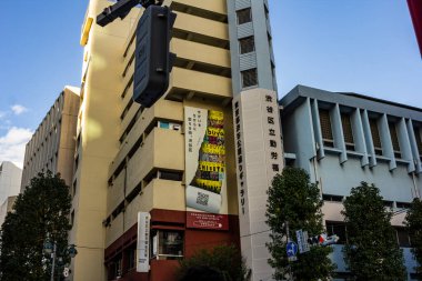 Tokyo, Japonya, 29 Ekim 2023: Tokyo 'nun hareketli bir mahallesindeki eşsiz bir binanın mimarisi