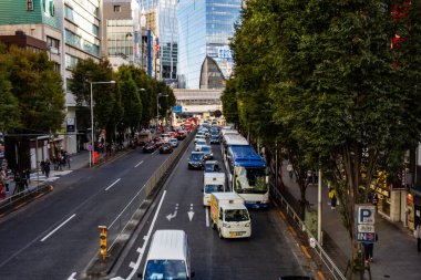 Tokyo, Japonya, 29 Ekim 2023: Tokyo Bulvarı 'nın çeşitli trafik yoğunluklu panoramik manzarası