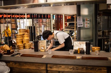 Tokyo, Japonya, 29 Ekim 2023: Barista Tokyo 'da özel bir kahve dükkanında kahve hazırlıyor