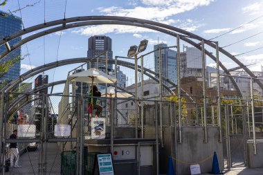 Tokyo, Japonya, 29 Ekim 2023: Tokyo kentlerinde metal kemerli modern yaya geçidi