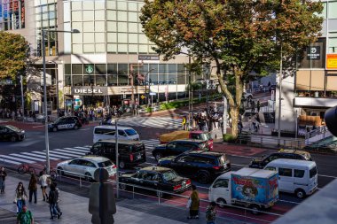 Tokyo, Japonya, 29 Ekim 2023: Tokyo 'daki DIESEL mağazası yakınlarında kalabalık bir kavşak manzarası