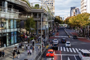 Tokyo, Japonya, 29 Ekim 2023: Şehir sokak manzaralı trafik ve modern binalar