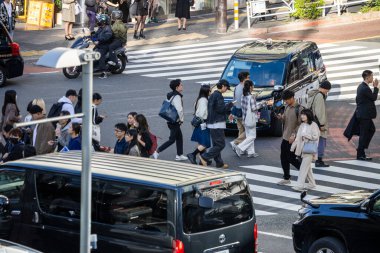 Tokyo, Japonya, 29 Ekim 2023: Yayalar ve araçlarla dolu yaya geçidi