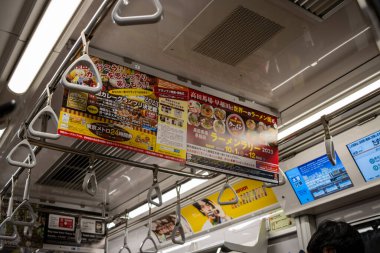 Tokyo, Japonya, 29 Ekim 2023: Bir trenin içindeki reklamlar